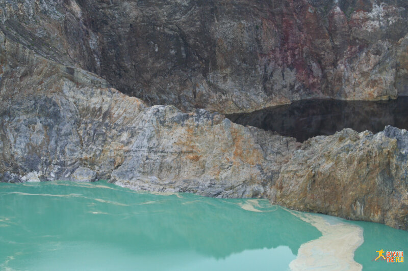 Close-up of the different colors of the two lakes