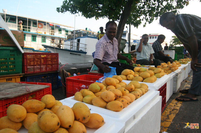 Maldivian mangoes for sale on the street