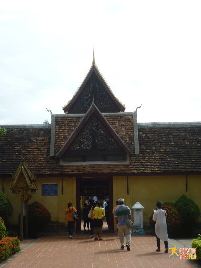 The entrance to Wat Si Saket
