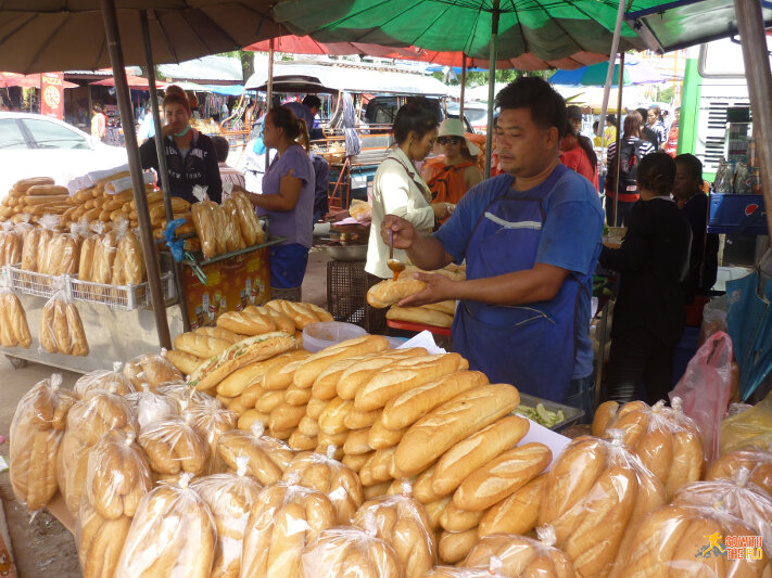 Inside Talat Khua Din: Khao Jee, the Laotian version of the Vietnamese Banh Mi