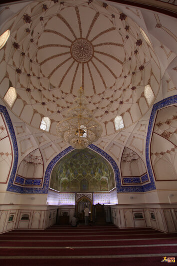 Inside the Bolo-Hauz Mosque 