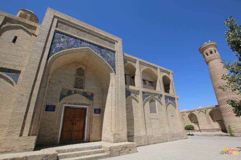 Gaukushon Medressa with the minaret of the Xoja Kalon in the background