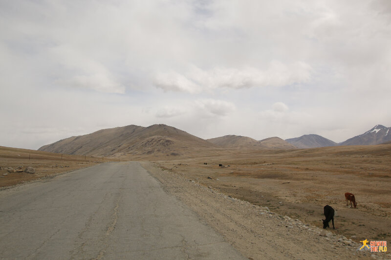 Ascending to the first pass on the Pamir Highway between Khorog and Murghab, the Koi-Tezek Pass (4272m)