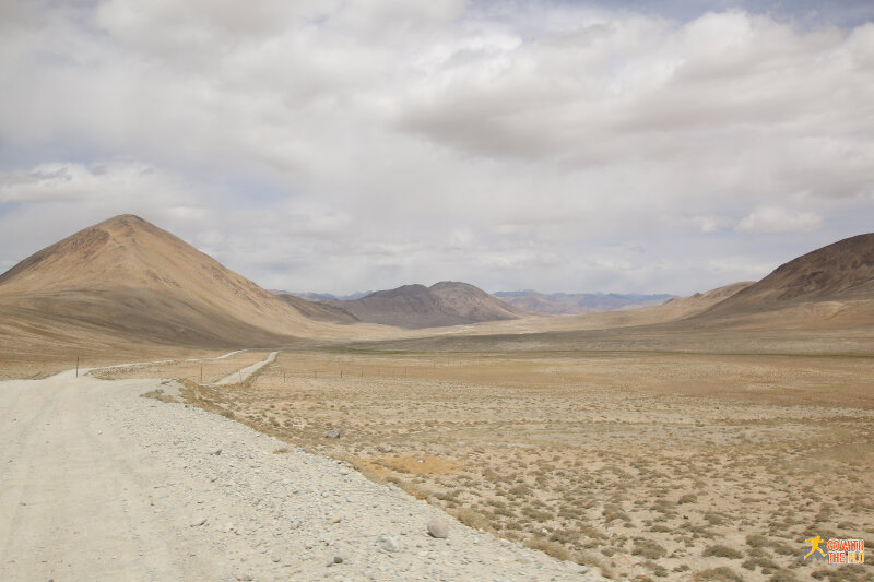 Driving towards our lunch stop in Alichur