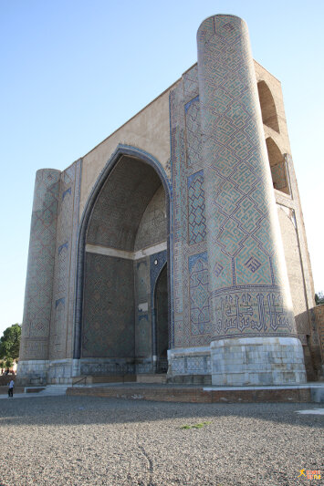 Bibi-Khanym Mosque entrance