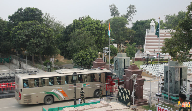 International Delhi-Lahore bus passing the border