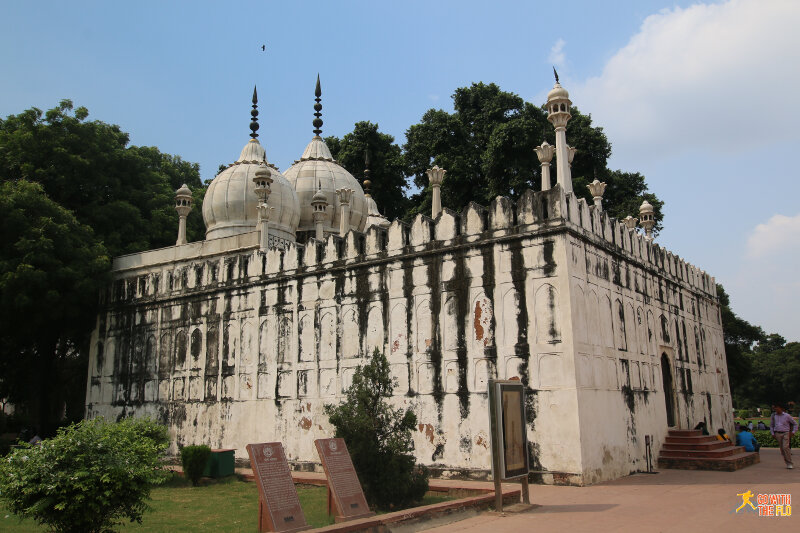 Moti Masjid (white marble mosque), built 1659-1660